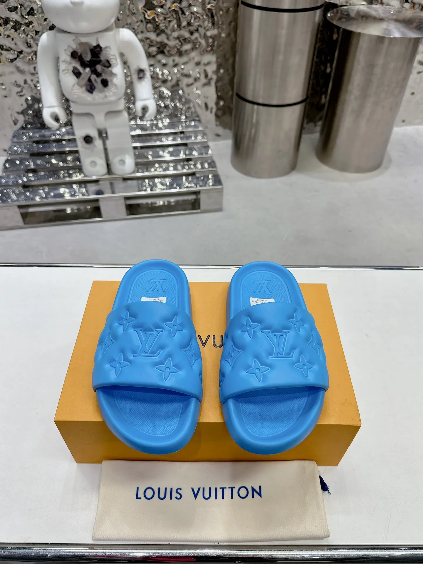 [L Home] P: 280💰 ▪️Shoe size: Women's 35-40 Men's 38-46▪️Packaging: Counter top quality~original packaging 𝟐𝟎𝟐5 Louis Vuitton counter's new embossed slippers, lv monogram embossed slippers, Waterfront sandals are back with a new look, and the upper buckle is embossed with lv's iconic Monogram pattern. Made of waterproof rubber with a comfortable and resilient insole. The lightweight, flexible outsole is embossed with the Louis Vuitton logo. ▪️Fabric: Original molded rubber foam surface ▪️Technology: embossed logo ▪️Sole: Original molded rubber foam outsole ▪️Sole thickness: 3CM.